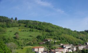 La montagne des Aiguillettes à Vauxrenard
